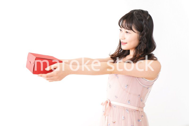 プレゼントを渡す若い女性