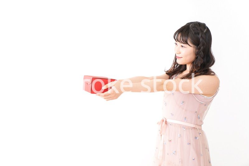 プレゼントを渡す若い女性