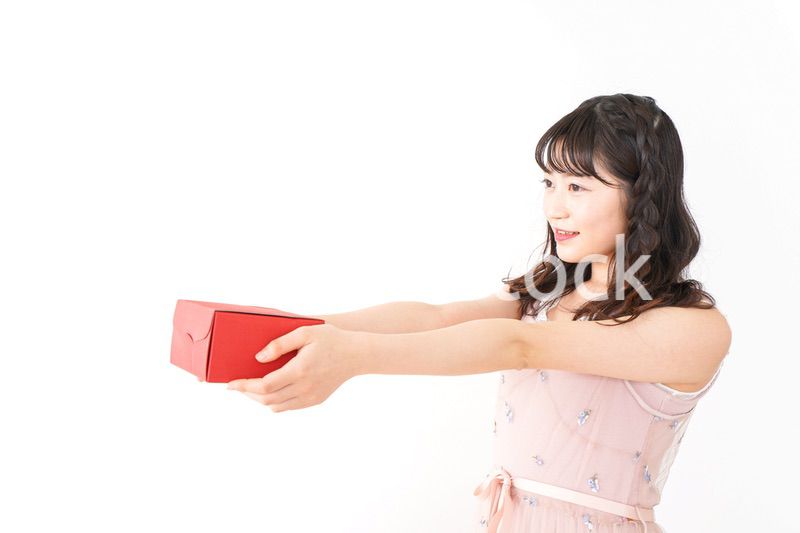 プレゼントを渡す若い女性