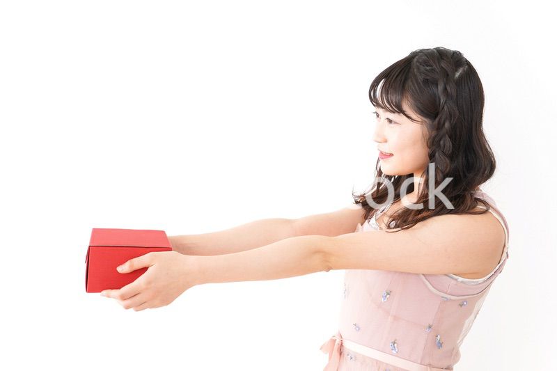 プレゼントを渡す若い女性