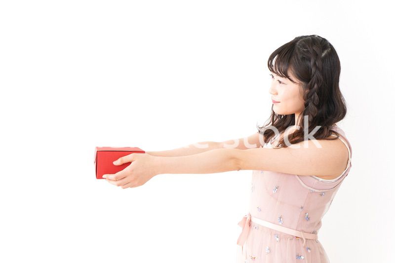 プレゼントを渡す若い女性