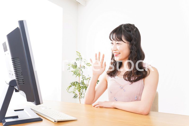 ビデオチャット・テレビ会議・ライブ配信をする若い女性