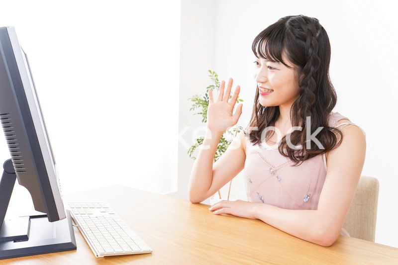 ビデオチャット・テレビ会議・ライブ配信をする若い女性