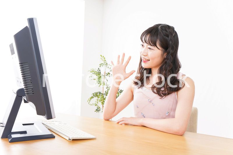 ビデオチャット・テレビ会議・ライブ配信をする若い女性