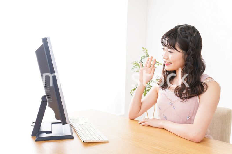 ビデオチャット・テレビ会議・ライブ配信をする若い女性