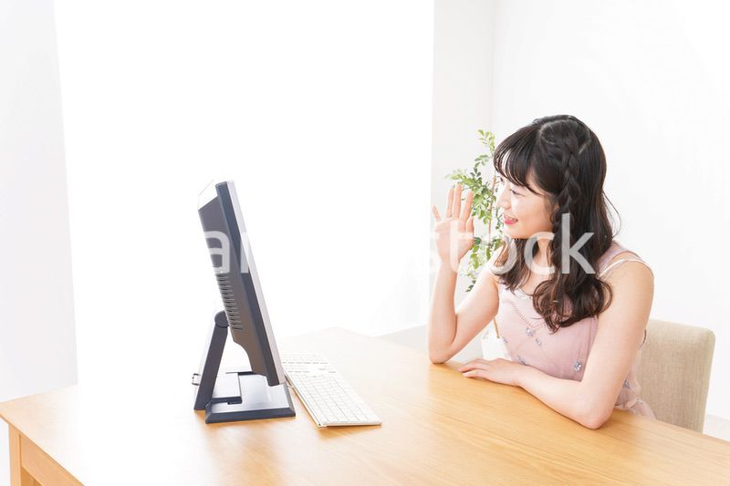 ビデオチャット・テレビ会議・ライブ配信をする若い女性