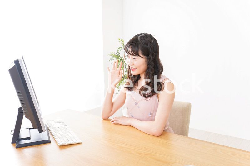 ビデオチャット・テレビ会議・ライブ配信をする若い女性