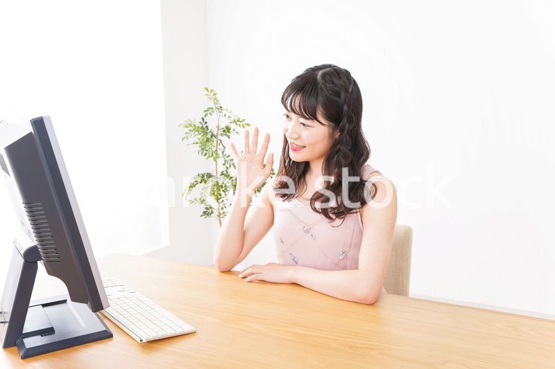 ビデオチャット・テレビ会議・ライブ配信をする若い女性