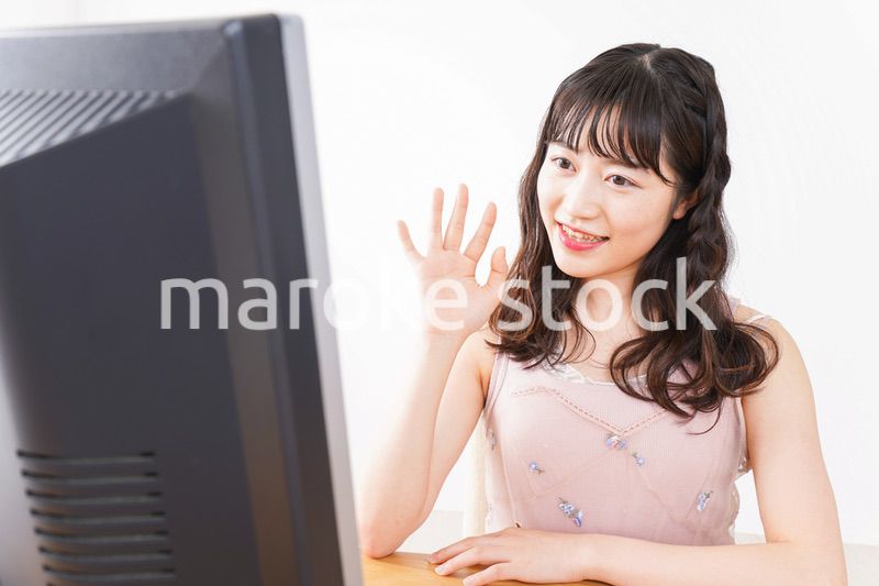 ビデオチャット・テレビ会議・ライブ配信をする若い女性