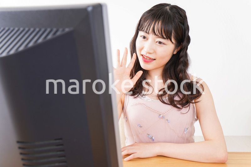 ビデオチャット・テレビ会議・ライブ配信をする若い女性