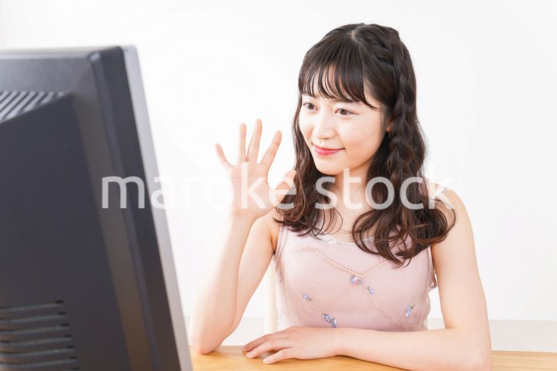 ビデオチャット・テレビ会議・ライブ配信をする若い女性