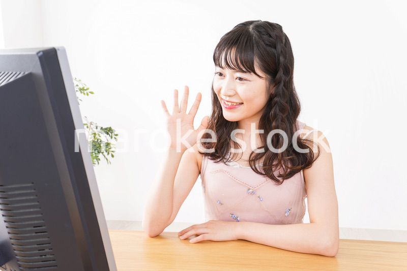 ビデオチャット・テレビ会議・ライブ配信をする若い女性