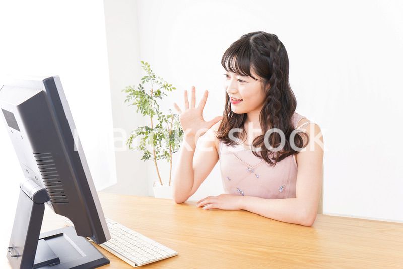 ビデオチャット・テレビ会議・ライブ配信をする若い女性