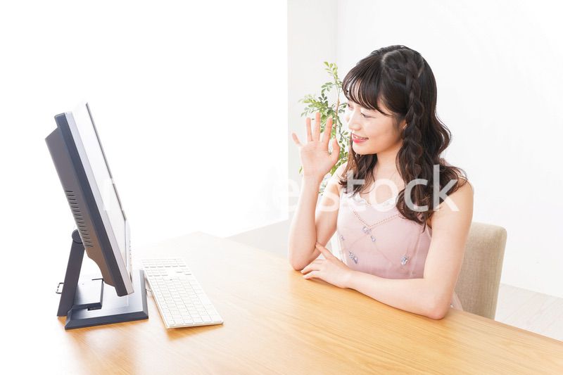 ビデオチャット・テレビ会議・ライブ配信をする若い女性