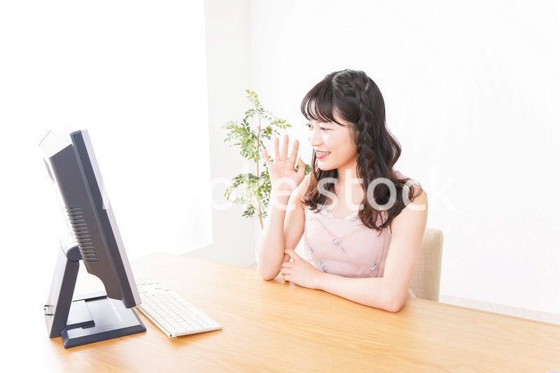 ビデオチャット・テレビ会議・ライブ配信をする若い女性