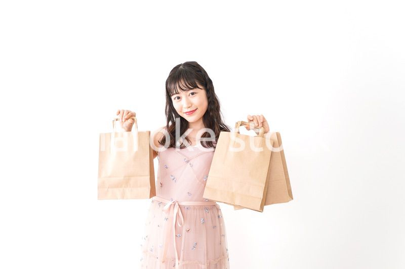 ショッピングをする若い女性