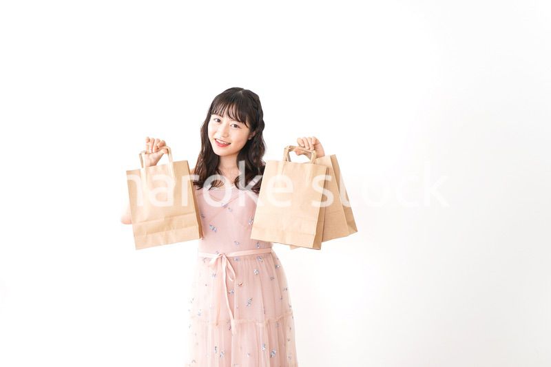 ショッピングをする若い女性