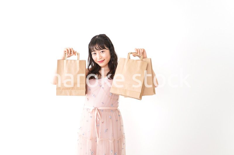 ショッピングをする若い女性