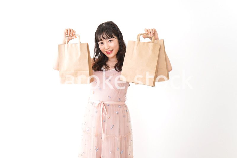 ショッピングをする若い女性