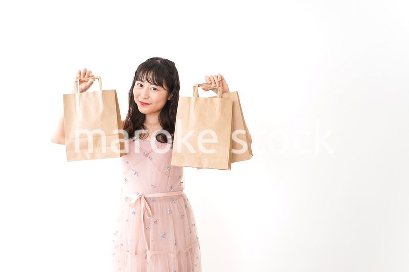 ショッピングをする若い女性