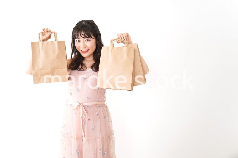 ショッピングをする若い女性