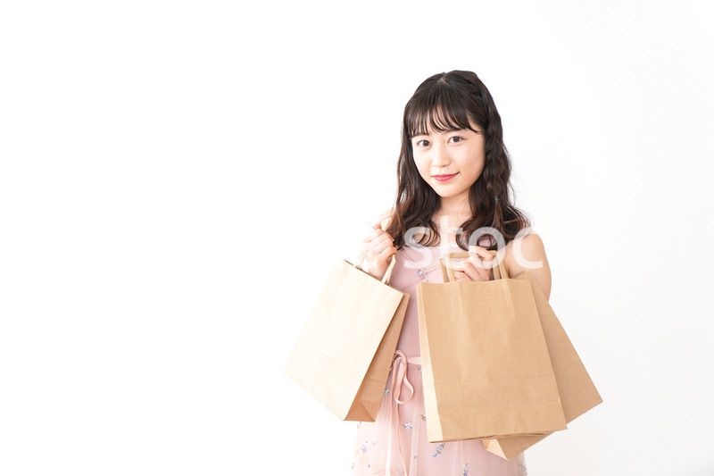 ショッピングをする若い女性