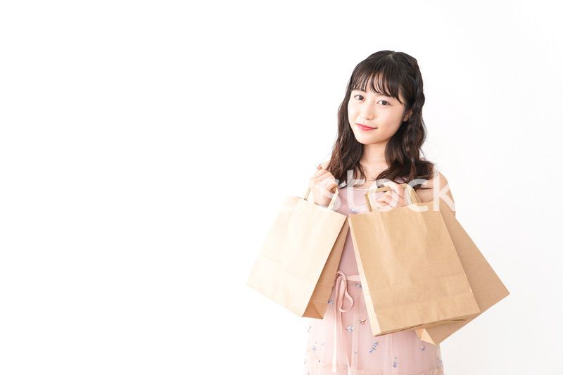 ショッピングをする若い女性