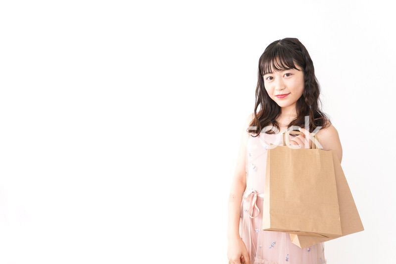 ショッピングをする若い女性