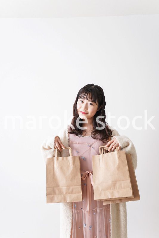 ショッピングをする若い女性