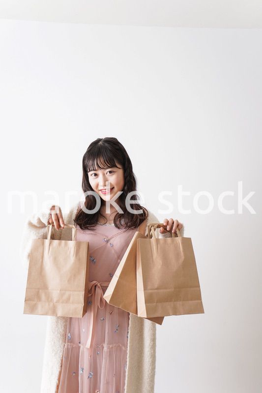 ショッピングをする若い女性