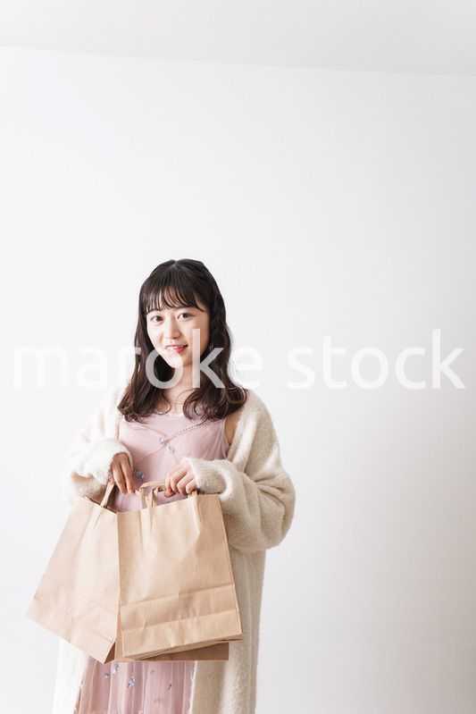 ショッピングをする若い女性