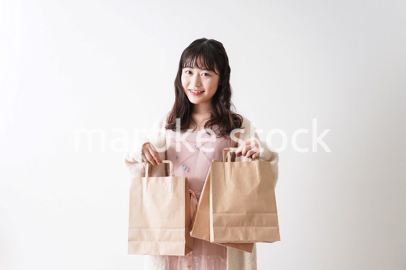 ショッピングをする若い女性