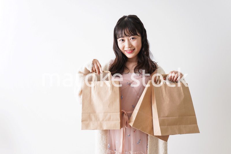 ショッピングをする若い女性