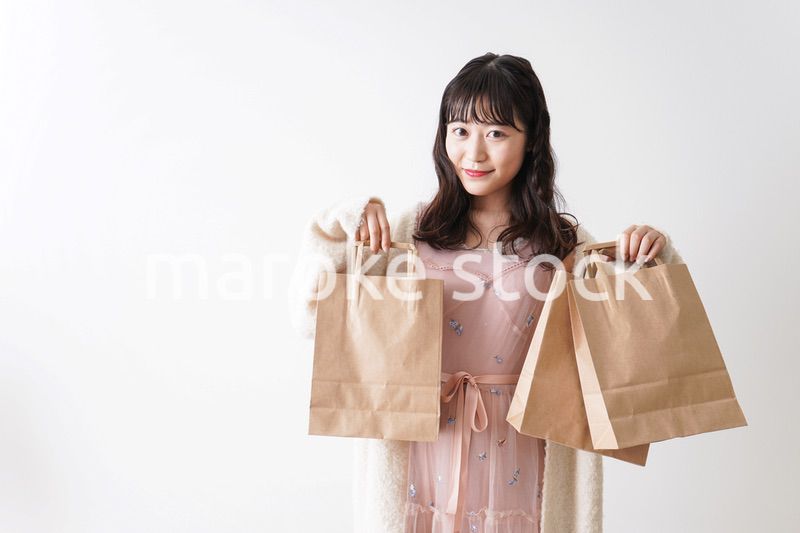 ショッピングをする若い女性