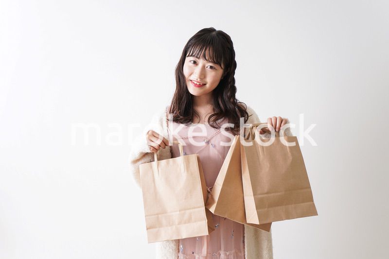 ショッピングをする若い女性