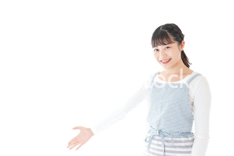 席を案内する若いカフェスタッフ