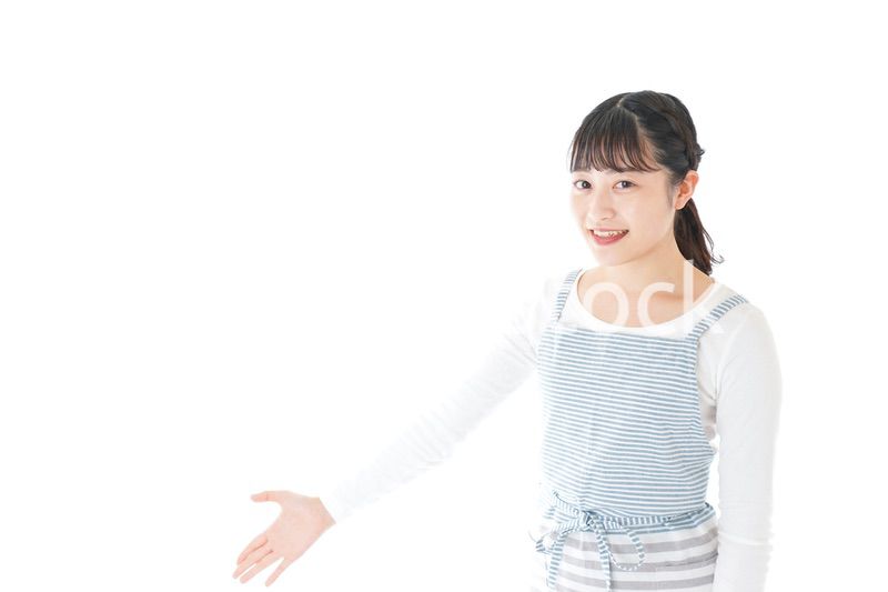 席を案内する若いカフェスタッフ