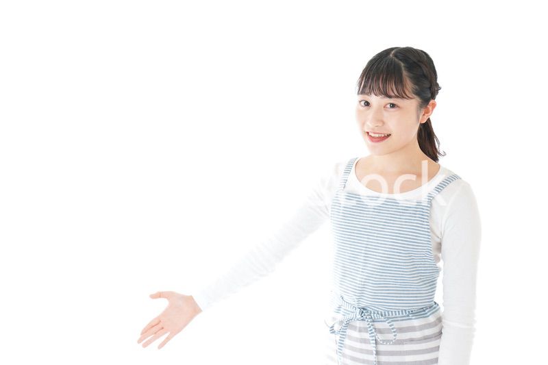 席を案内する若いカフェスタッフ