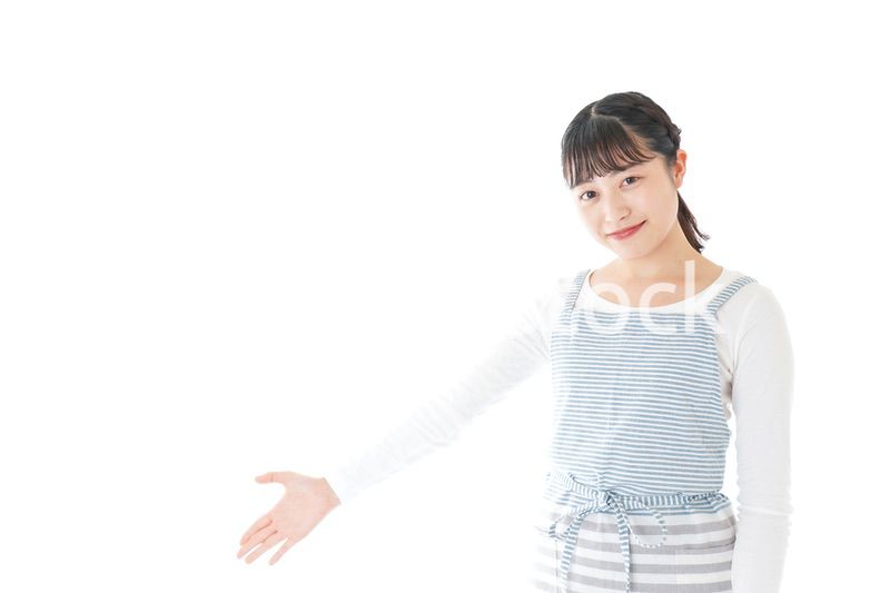 席を案内する若いカフェスタッフ