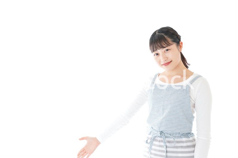 席を案内する若いカフェスタッフ