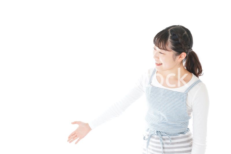 席を案内する若いカフェスタッフ