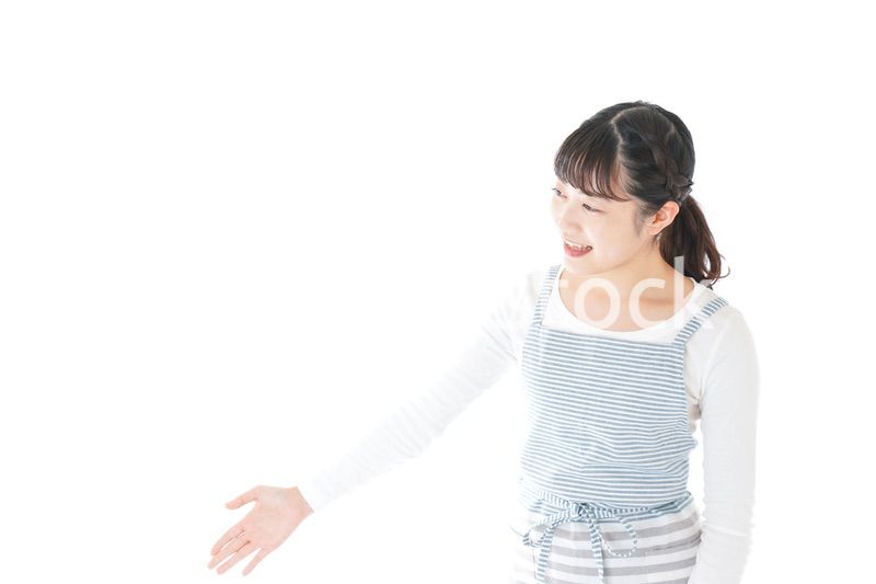 席を案内する若いカフェスタッフ