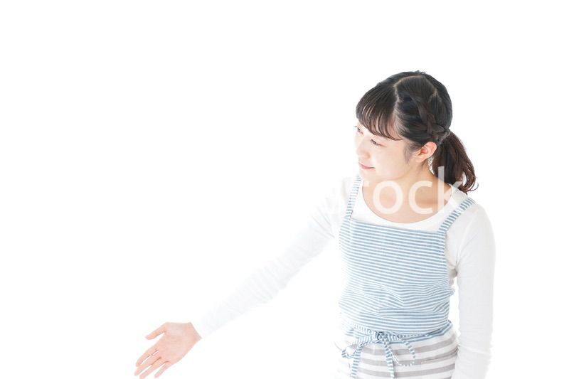 席を案内する若いカフェスタッフ