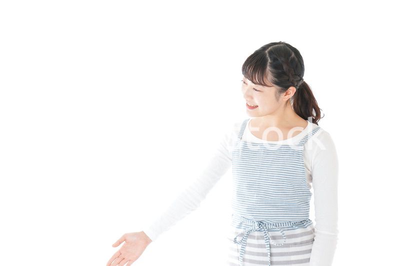 席を案内する若いカフェスタッフ