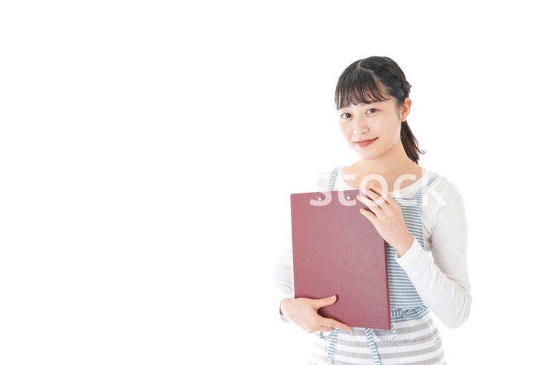 席を案内する若いカフェスタッフ