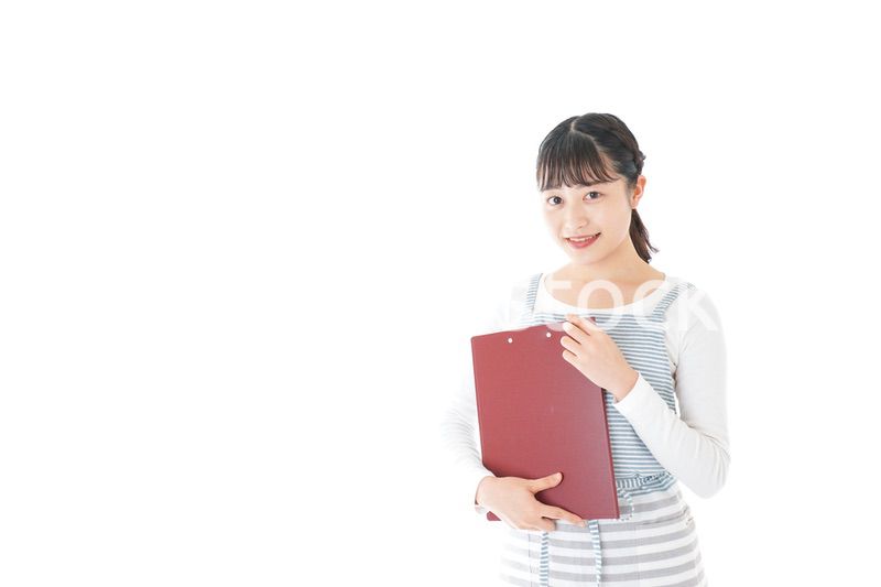 席を案内する若いカフェスタッフ