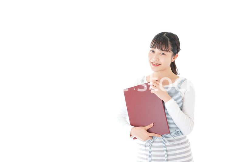 席を案内する若いカフェスタッフ