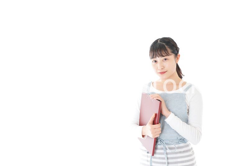 席を案内する若いカフェスタッフ