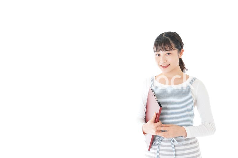 席を案内する若いカフェスタッフ