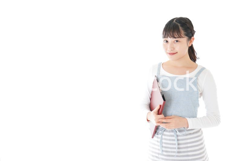 席を案内する若いカフェスタッフ